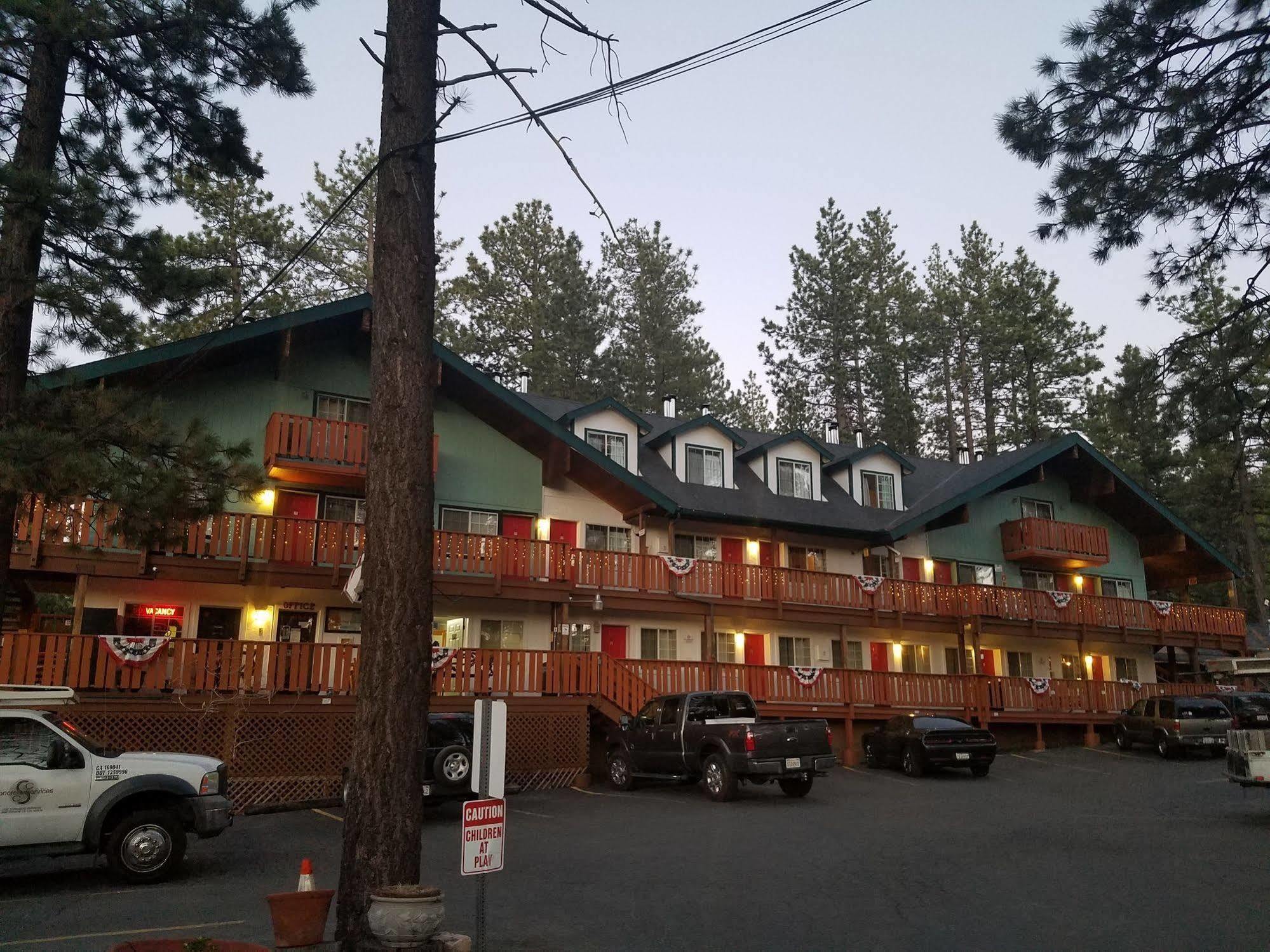 蜂蜜熊小屋酒店 大熊湖 外观 照片